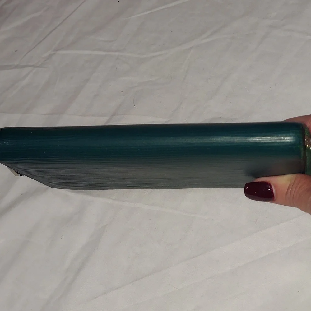 AUTHENTIC Louis Vuitton Zippy Wallet in Green Epi Leather - Picture 6 of 9